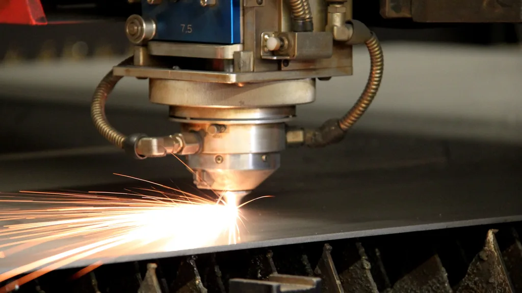 Machine de découpe laser en train de couper une tôle